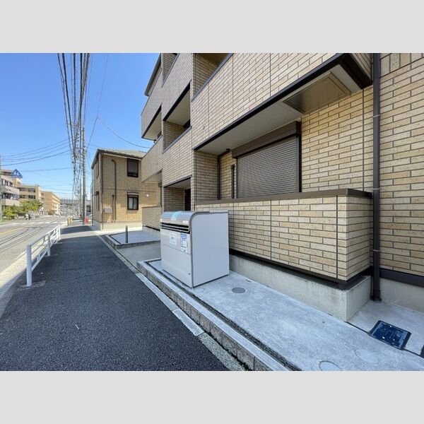 現地周辺 (敷地内ゴミ置き場)