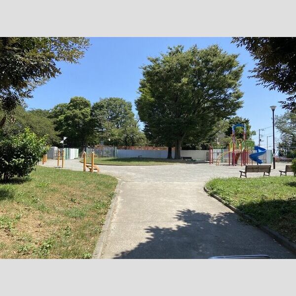 現地周辺 (目の前は大きな公園です)