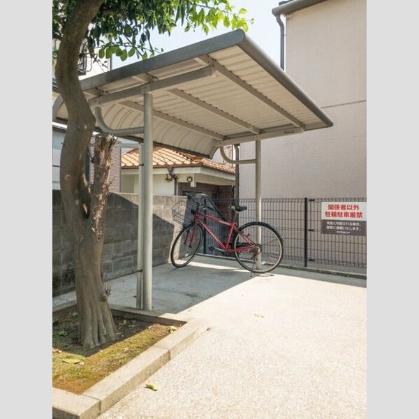 現地周辺 (屋根付きの駐輪場)
