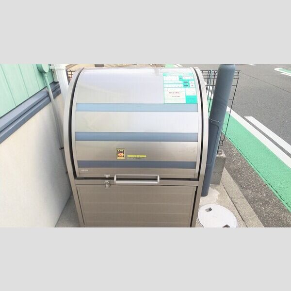 現地周辺 (敷地内階段下にある専用ゴミストッカー)