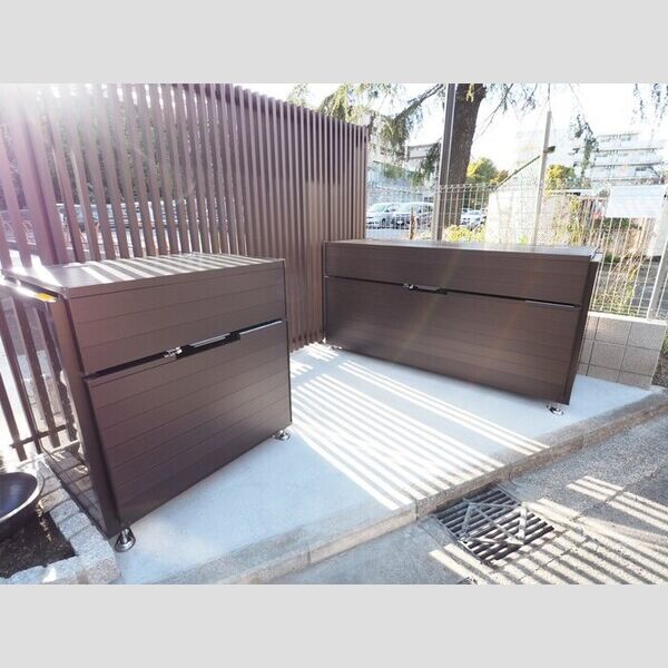 現地周辺 (敷地内ごみ置き場)