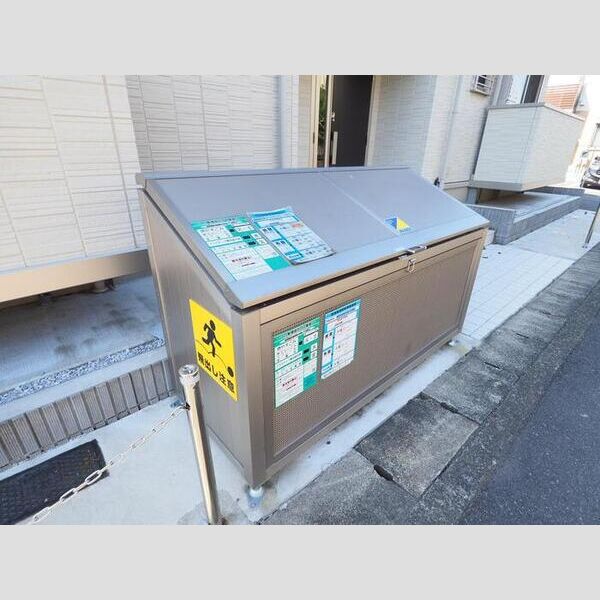 現地周辺 (敷地内ごみ置き場)