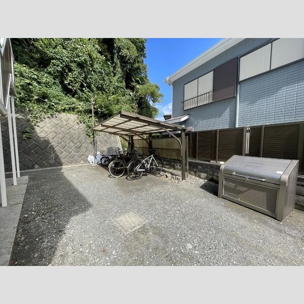 現地周辺 (駐輪場)