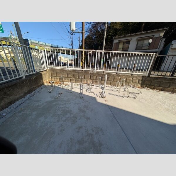 現地周辺 (駐輪場)