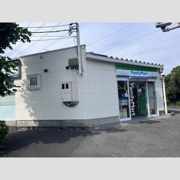 現地周辺 (ファミリーマート港南台ガーデン店)