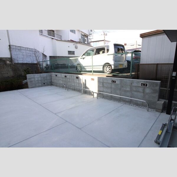 現地周辺 (バイク置き場)