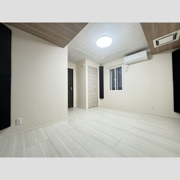 その他 (洋室8.4帖)