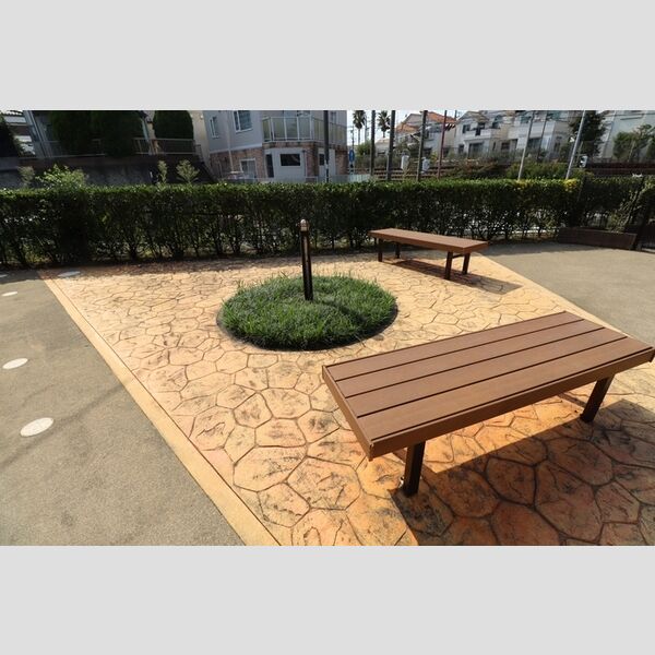 現地周辺 (敷地内ベンチスペース)