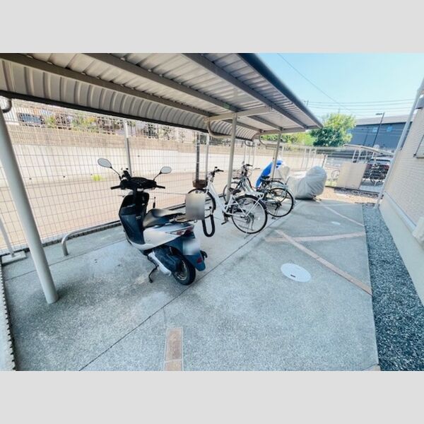 現地周辺 (駐輪場)