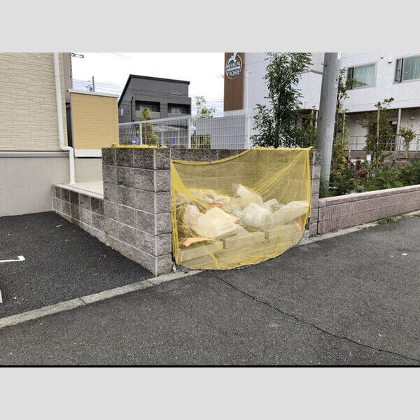 現地周辺 (敷地内ゴミ置き場)