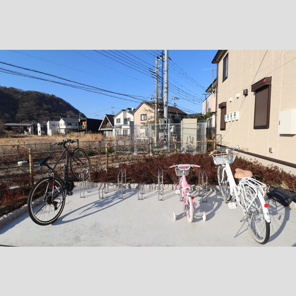 現地周辺 (駐輪場)
