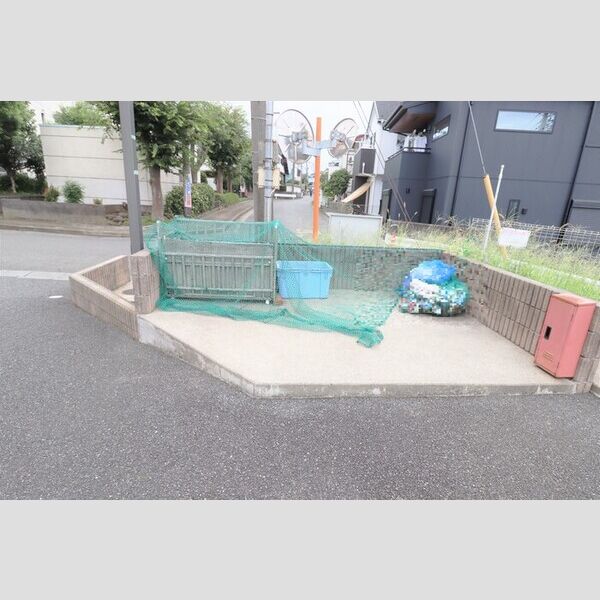 現地周辺 (ごみ集積所)