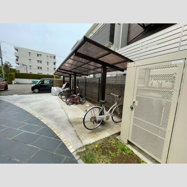 現地周辺 (屋根付き駐輪場)