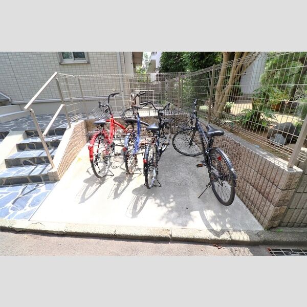 現地周辺 (駐輪場)