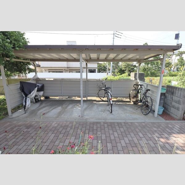 現地周辺 (駐輪場)