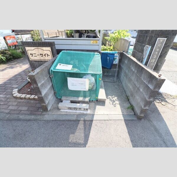 現地周辺 (ごみ集積所)