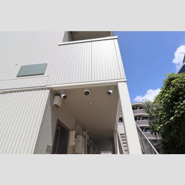 エントランス (防犯カメラが設置されています)