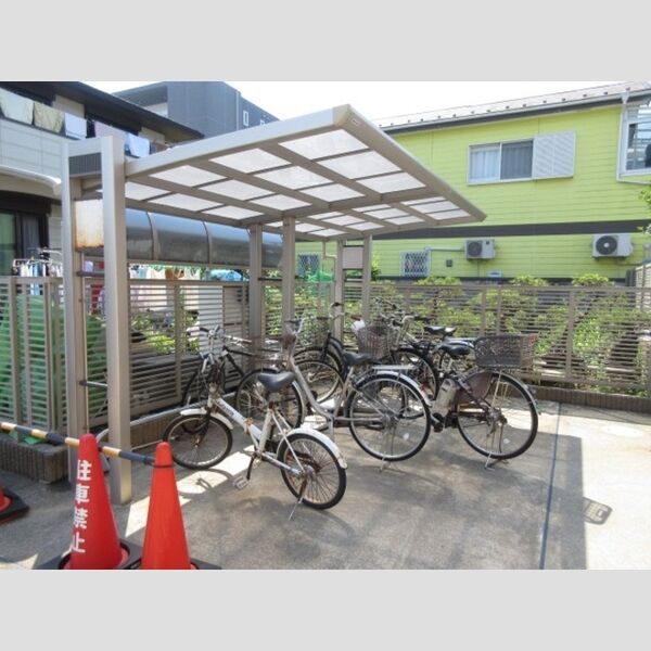 現地周辺 (駐輪場には屋根があります)
