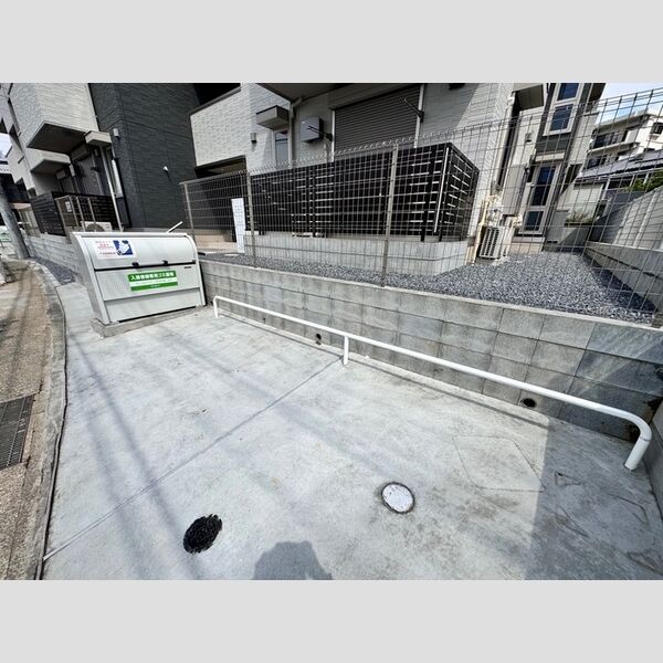 現地周辺 (駐輪場　ダストボックス)