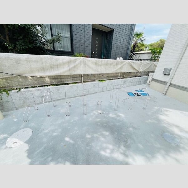 現地周辺 (駐輪場)