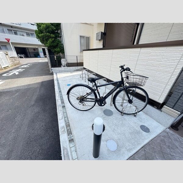現地周辺 (駐輪場)