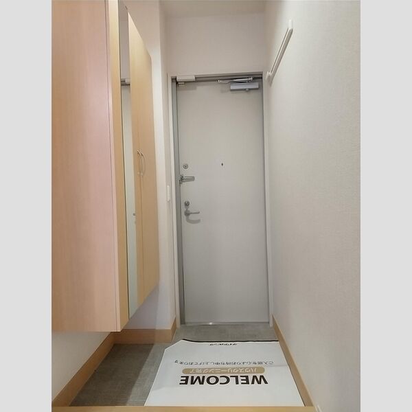 玄関 (玄関脇には鏡付きのシューズボックスがあります!)