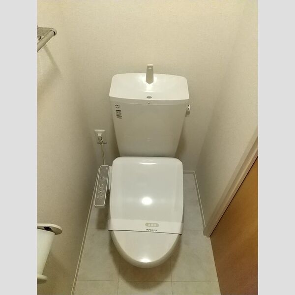 トイレ (温水洗浄便座・上に棚があります)