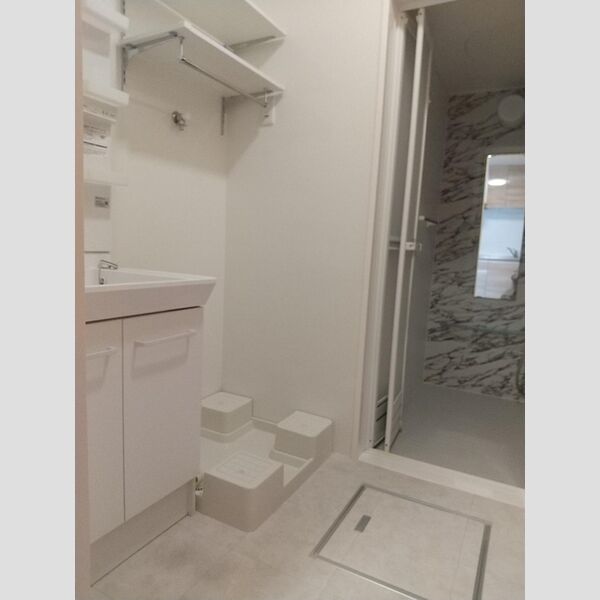 洗面所 (洗濯機置き場には便利な棚があります!)