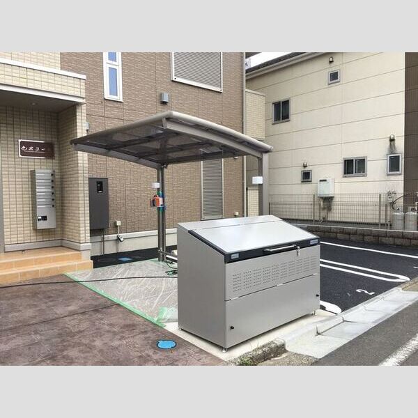 現地周辺 (敷地内ゴミ置き場)