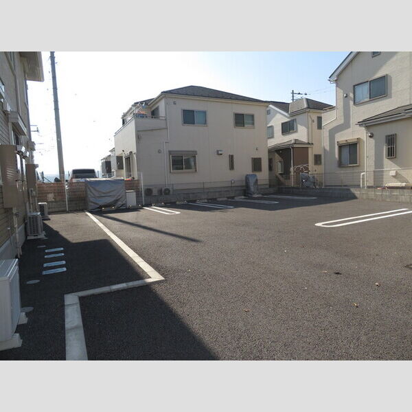 駐車場 (前向き駐車でお願いします。)