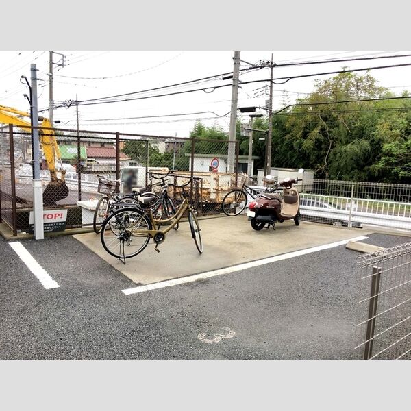 現地周辺 (駐輪場です。)