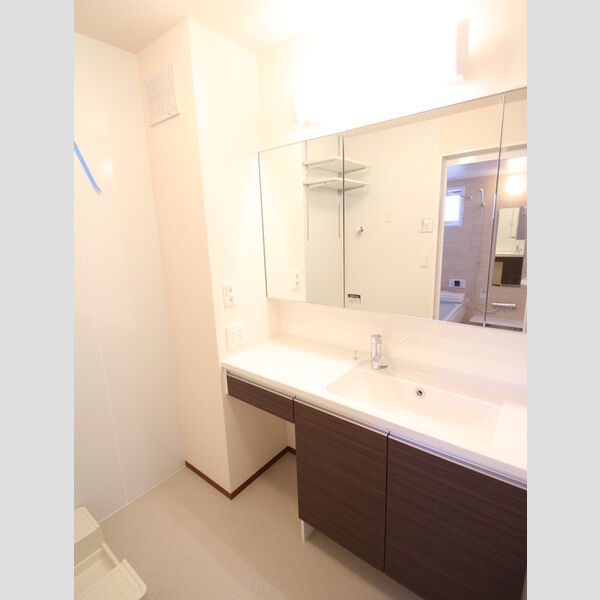 洗面所 (ワイドな鏡の洗面台)