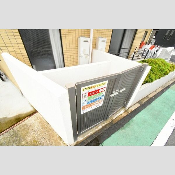 現地周辺 (ゴミ置き場)