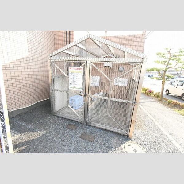 現地周辺 (ゴミ集積場)