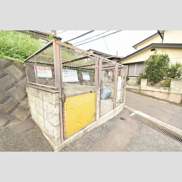 現地周辺 (ゴミ集積場)