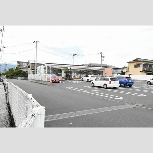 現地周辺 (セブンイレブン小田原栢山店)