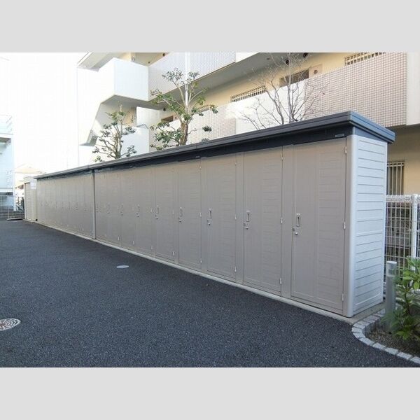 現地周辺 (各部屋専用のトランクルーム)