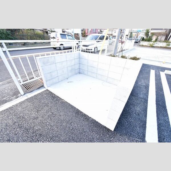 現地周辺 (敷地内ゴミ置き場)