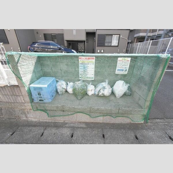 現地周辺 (ゴミ置き場)