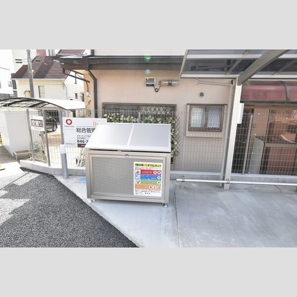 現地周辺 (敷地内ゴミストッカー)