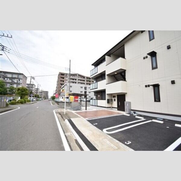 現地周辺 (エントランス側全面道路の様子)