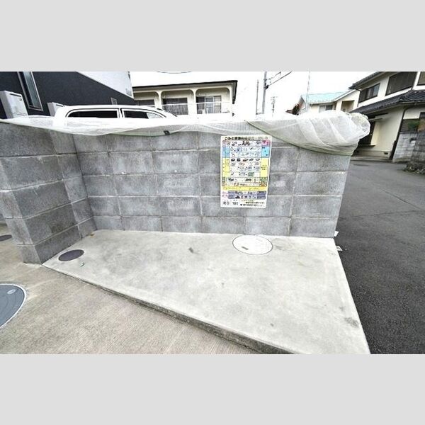 現地周辺 (ゴミ置き場)