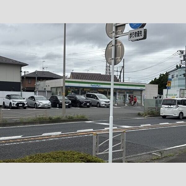 現地周辺 (ファミリーマート 伊勢原桜坂店 650メートル 徒歩4分)
