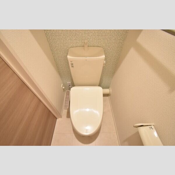 トイレ (♪温水洗浄暖房便座♪)