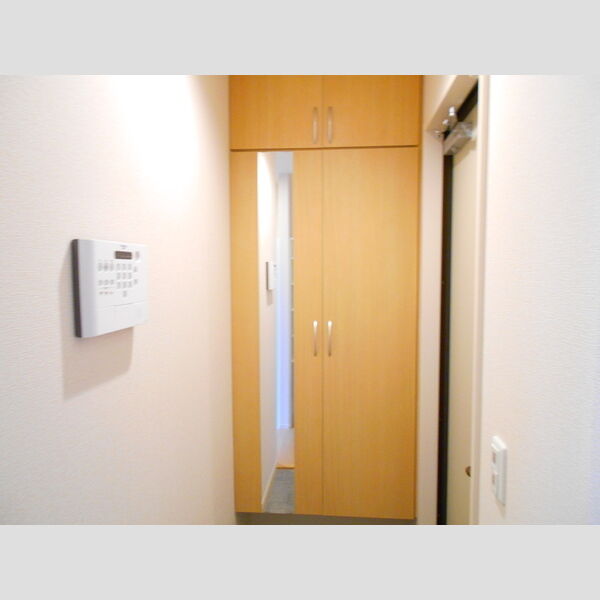 玄関 (♪ALSOKホームセキュリティ シューズボックス ♪)
