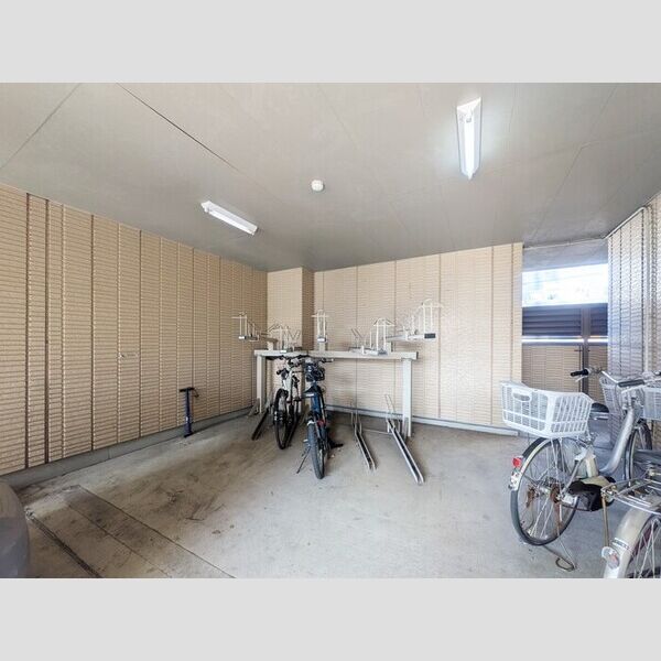 現地周辺 (駐輪場)