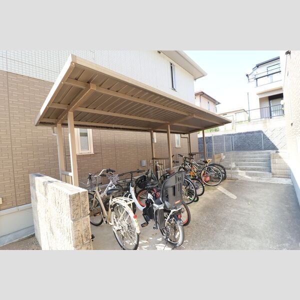 現地周辺 (駐輪場)