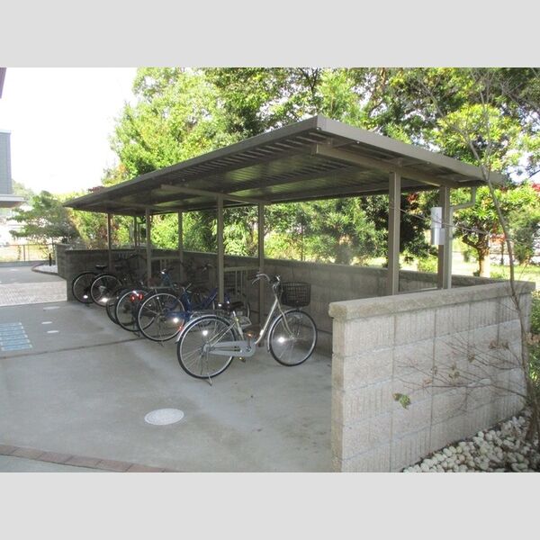 現地周辺 (駐輪場)