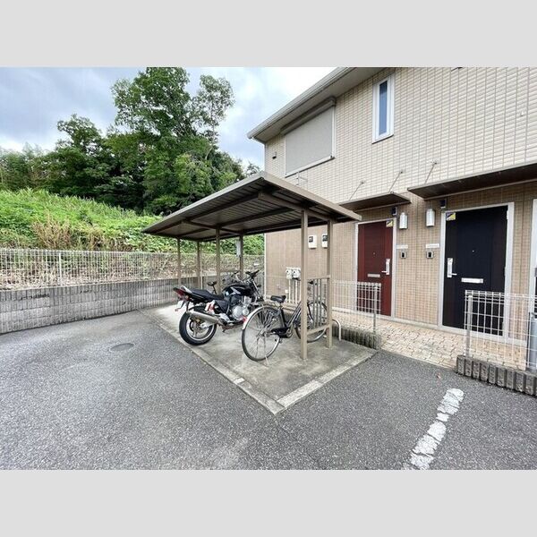 現地周辺 (駐輪場)