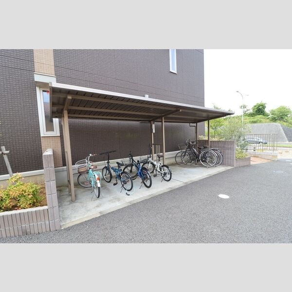 現地周辺 (駐輪場)